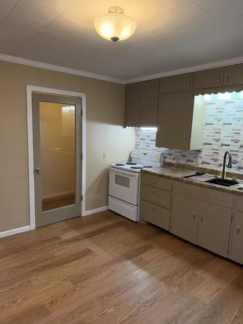 Kitchen - 917 S Elm St, Mountain View, MO 65548 photo 2 of 2