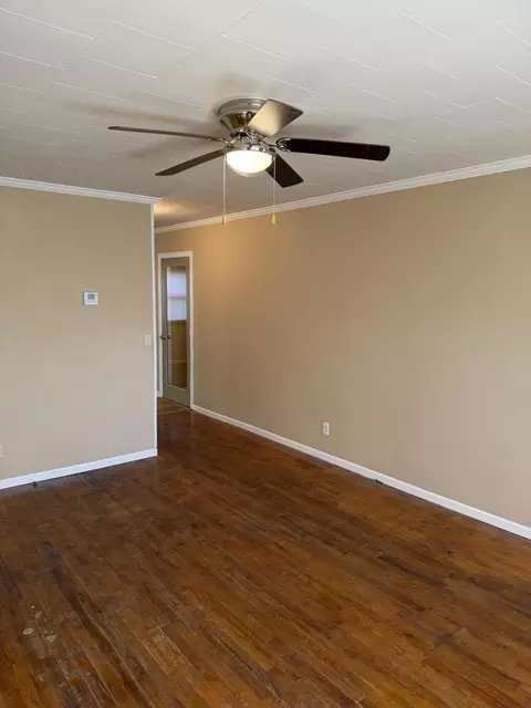 Living - 917 S Elm St, Mountain View, MO 65548 photo 2 of 7
