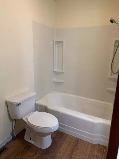 Bath - 917 S Elm St, Mountain View, MO 65548 photo 1 of 5