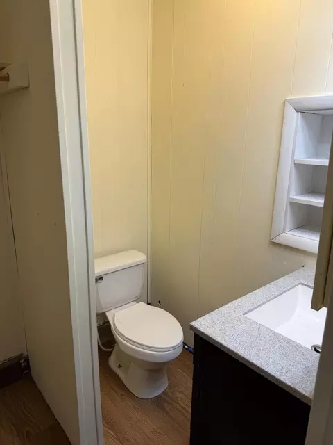 Bath - 917 S Elm St, Mountain View, MO 65548 photo 4 of 5