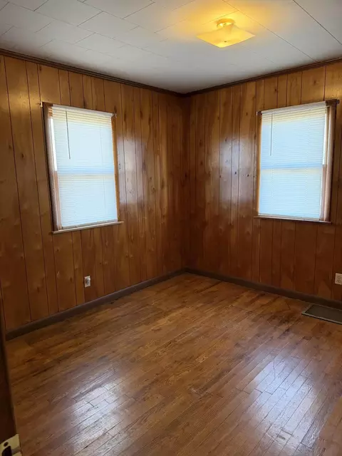 Bedroom - 917 S Elm St, Mountain View, MO 65548 photo 3 of 4
