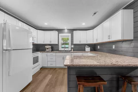 Kitchen - 22059 Knob Hill Ln, Shell Knob, MO 65747 photo 2 of 3