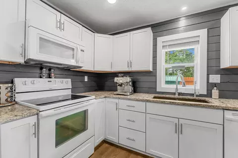 Kitchen - 22059 Knob Hill Ln, Shell Knob, MO 65747 photo 3 of 3