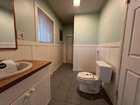 Bath - 1949 S Broadway Ave, Springfield, MO 65807 photo 2 of 2