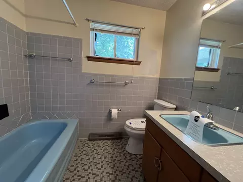 Bath - 1949 S Broadway Ave, Springfield, MO 65807 photo 1 of 2