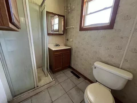 Bath - 2249 N Clifton Ave, Springfield, MO 65803 photo 1 of 2
