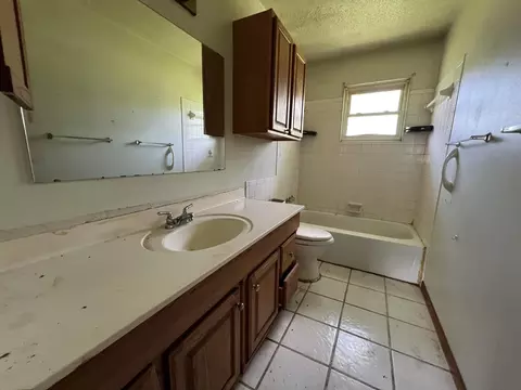 Bath - 2249 N Clifton Ave, Springfield, MO 65803 photo 2 of 2