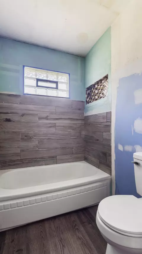 Bath - 2512 N Benton Ave, Springfield, MO 65803 photo 2 of 2