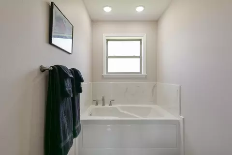 Bath - 880 Black Forest Ln, Branson West, MO 65737 photo 3 of 5