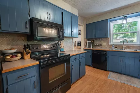 Kitchen - 1905 E Webb Rd, Ozark, MO 65721 photo 4 of 5