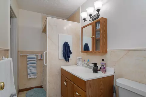 Bath - 1631 N Patterson Ave, Springfield, MO 65803 photo 2 of 3
