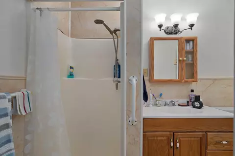 Bath - 1631 N Patterson Ave, Springfield, MO 65803 photo 3 of 3