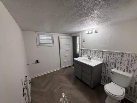 Bath - 517 N 4th St, Thayer, MO 65791 photo 2 of 3