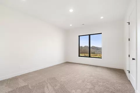 Bedroom - 168 Brookside Dr, Saddlebrooke, MO 65630 photo 9 of 10