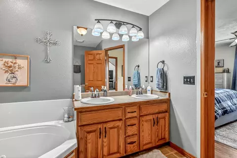 Bath - 1519 E 515th Rd, Brighton, MO 65617 photo 2 of 4