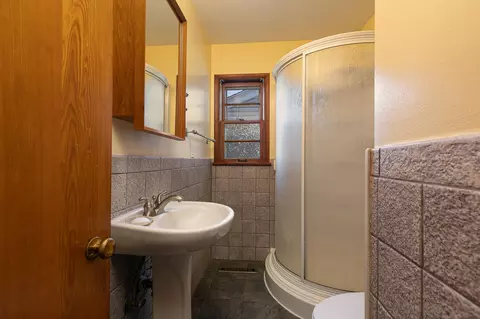 Bath - 1909 S Pickwick Ave, Springfield, MO 65804 photo 1 of 2