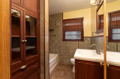 Bath - 1909 S Pickwick Ave, Springfield, MO 65804 photo 2 of 2