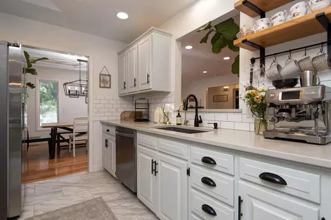 Kitchen - 1705 E Vincent Dr, Springfield, MO 65804 photo 6 of 7