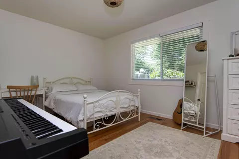 Bedroom - 1705 E Vincent Dr, Springfield, MO 65804 photo 3 of 4