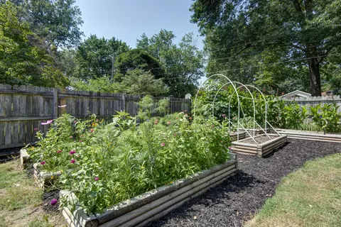 Exterior - 1705 E Vincent Dr, Springfield, MO 65804 photo 11 of 12