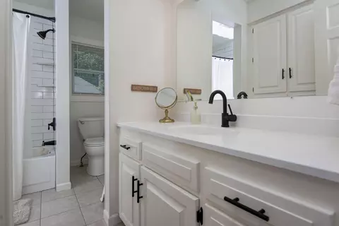 Bath - 1705 E Vincent Dr, Springfield, MO 65804 photo 1 of 3