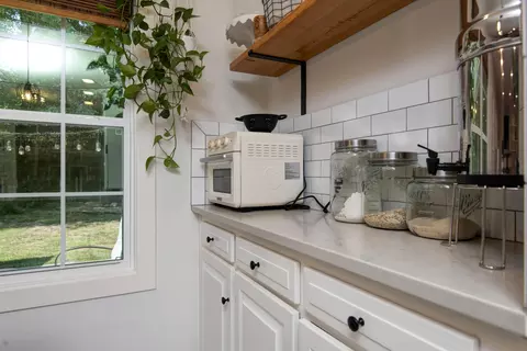 Kitchen - 1705 E Vincent Dr, Springfield, MO 65804 photo 3 of 7