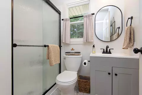Bath - 1705 E Vincent Dr, Springfield, MO 65804 photo 3 of 3