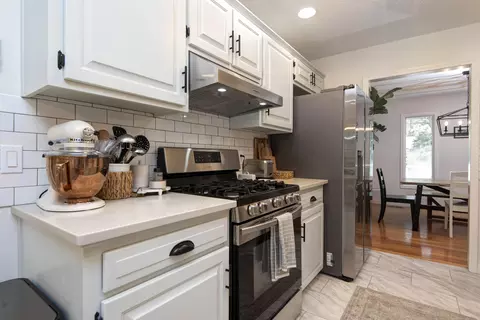 Kitchen - 1705 E Vincent Dr, Springfield, MO 65804 photo 5 of 7