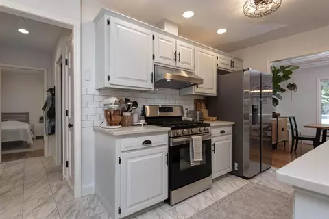 Kitchen - 1705 E Vincent Dr, Springfield, MO 65804 photo 4 of 7