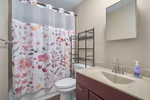 Bath - 2728 N Summit Ave, Springfield, MO 65803 photo 2 of 2