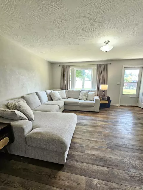 Living - 243 E Burford St, Marshfield, MO 65706 photo 2 of 4