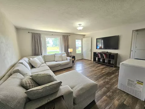 Living - 243 E Burford St, Marshfield, MO 65706 photo 3 of 4