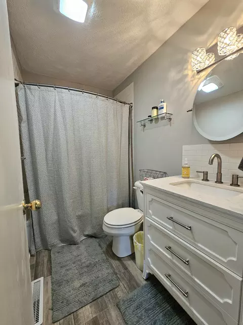 Bath - 243 E Burford St, Marshfield, MO 65706 photo 3 of 3
