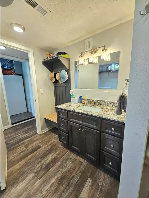 Bath - 243 E Burford St, Marshfield, MO 65706 photo 2 of 3