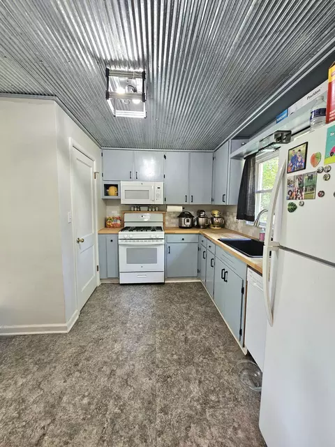 Kitchen - 243 E Burford St, Marshfield, MO 65706 photo 1 of 2