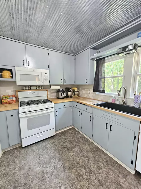 Kitchen - 243 E Burford St, Marshfield, MO 65706 photo 2 of 2