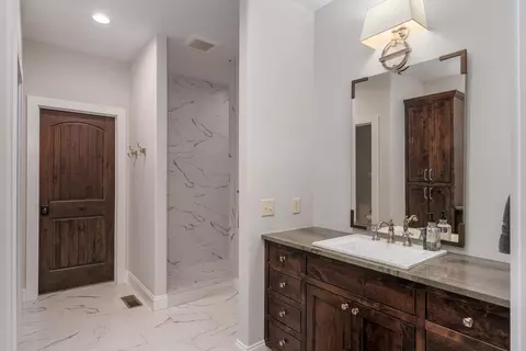 Bath - 3810 E Cherry St UNIT 18, Springfield, MO 65809 photo 2 of 6