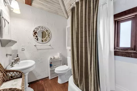 Bath - 1414 N Benton Ave, Springfield, MO 65802 photo 4 of 4