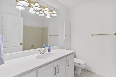 Bath - 3786 E Kingsbury St, Springfield, MO 65809 photo 3 of 3