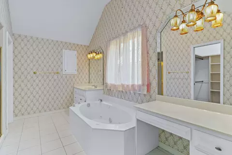 Bath - 3786 E Kingsbury St, Springfield, MO 65809 photo 2 of 3