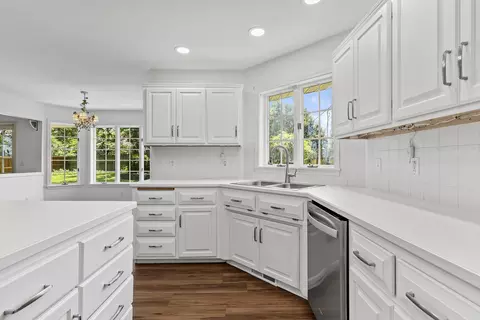 Kitchen - 3786 E Kingsbury St, Springfield, MO 65809 photo 4 of 6