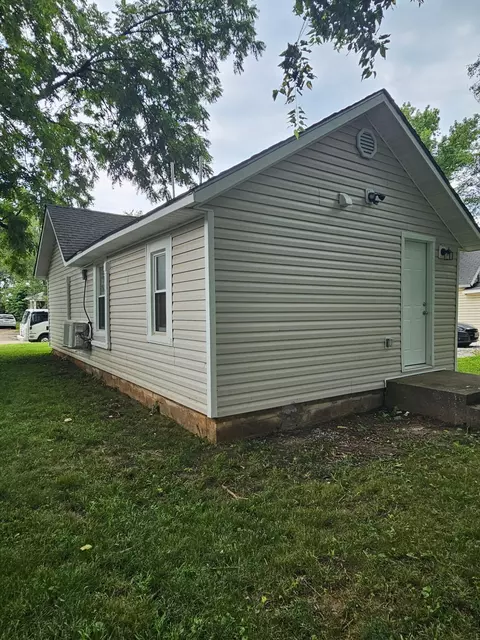 Exterior - 1831 W Chestnut St, Springfield, MO 65802 photo 3 of 6