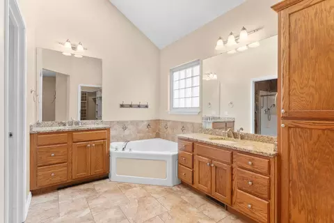 Bath - 5305 N 11th Ave, Ozark, MO 65721 photo 2 of 4