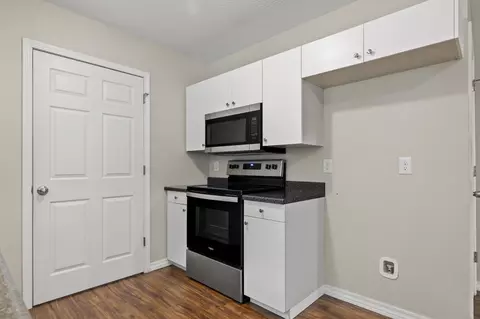 Kitchen - 1027 S Overhill Ave, Springfield, MO 65802 photo 3 of 4