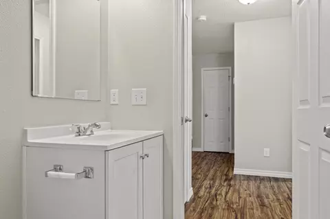 Entry Way - 1027 S Overhill Ave, Springfield, MO 65802 photo 4 of 4