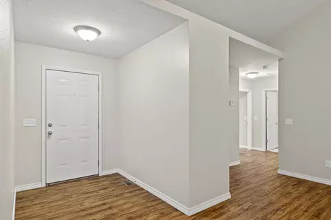 Entry Way - 1027 S Overhill Ave, Springfield, MO 65802 photo 1 of 4