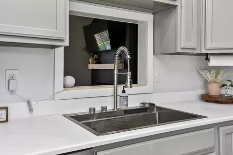 Kitchen - 334 Sugar Tree Rd, Sparta, MO 65753 photo 3 of 4