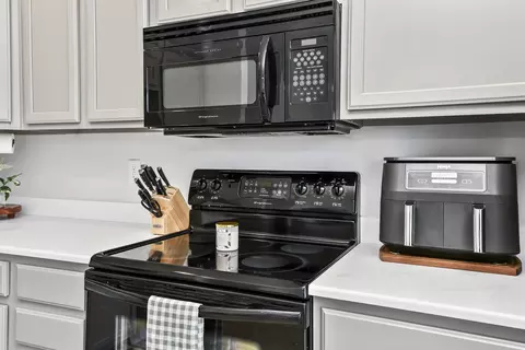 Kitchen - 334 Sugar Tree Rd, Sparta, MO 65753 photo 2 of 4