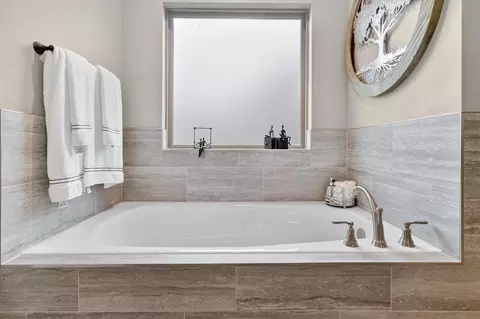 Bath - 1632 W Gaslight Dr, Springfield, MO 65810 photo 2 of 5