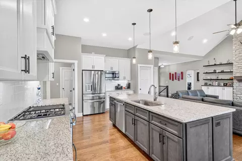 Kitchen - 1632 W Gaslight Dr, Springfield, MO 65810 photo 2 of 5